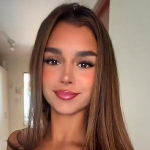  Alexia Salas